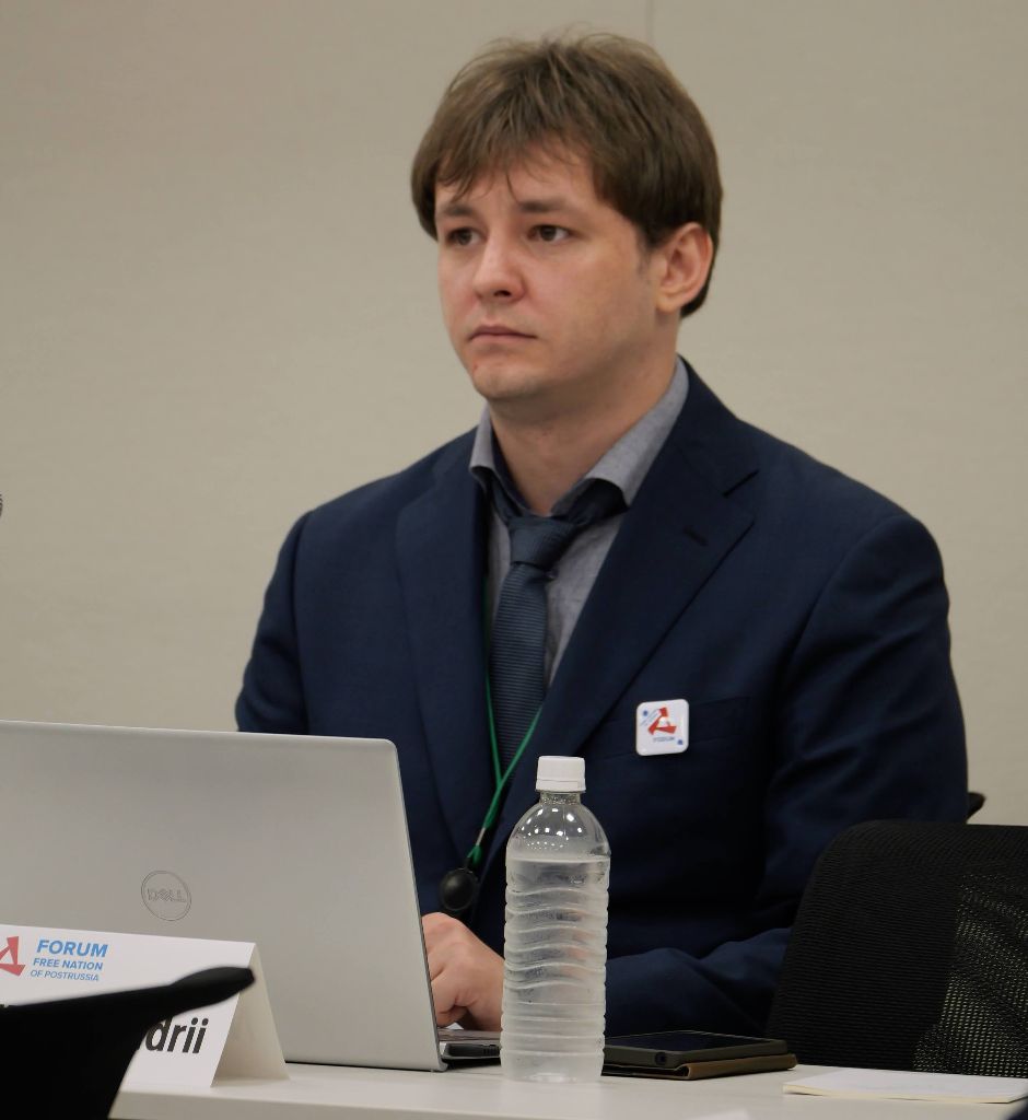 ナザレンコ・アンドリー - ロシア後の自由な民族フォーラムで通訳を務める様子、東京2023年